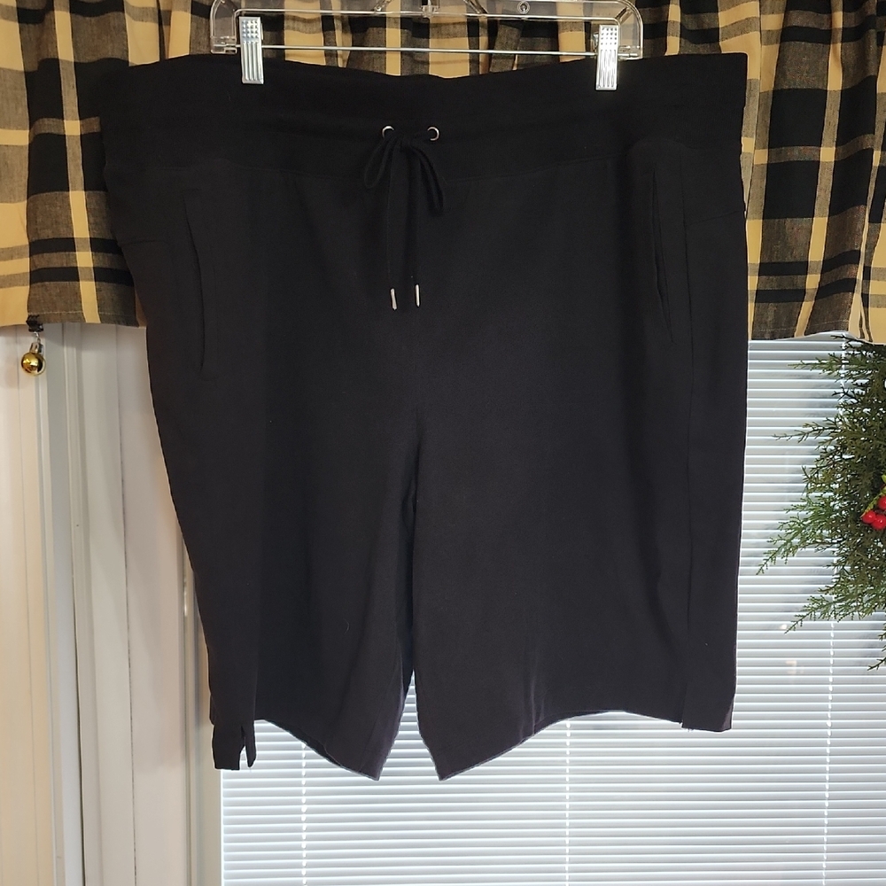 Tek Gear Womens Black Mid Rise Shorts.